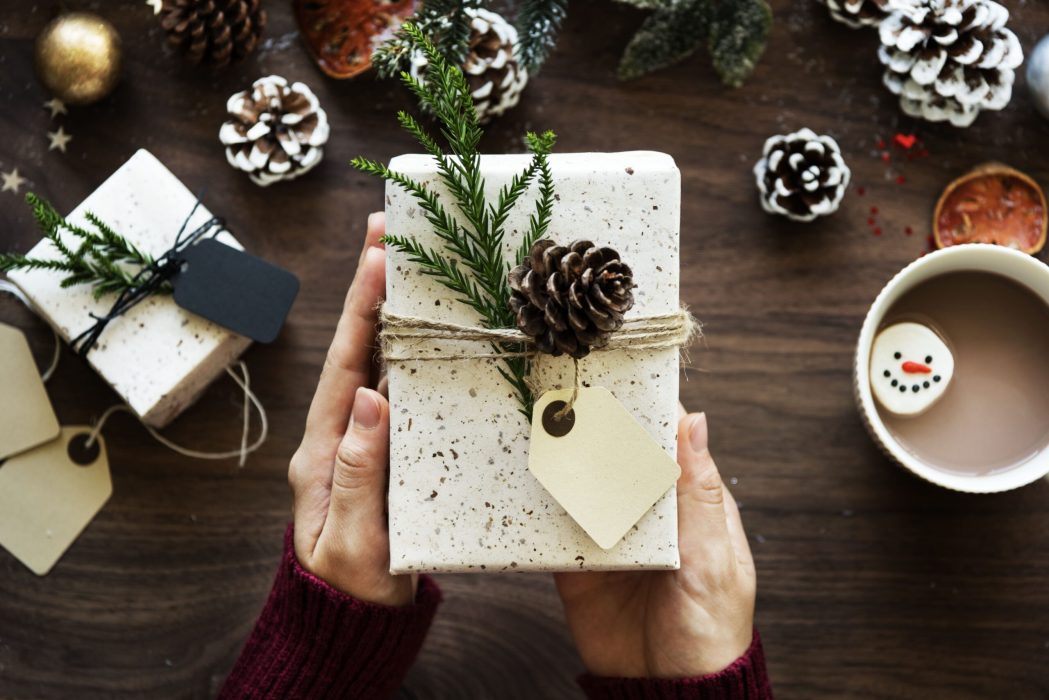 10-cadouri-pentru-Secret-Santa-la-birou-min 10-cadouri-pentru-Secret-Santa-la-birou-min